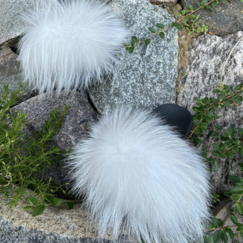 Klapki z futrem białego jenota
