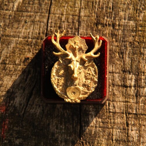 Przypinka do kapelusza mosiężna