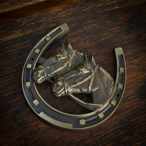 Mosiężna podkowa z końmi