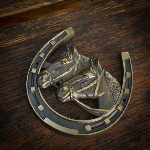 Mosiężna podkowa z końmi