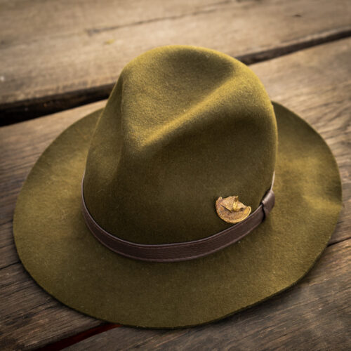 Przypinka myśliwska z motywem dzika