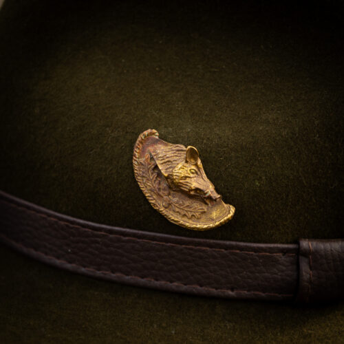 Przypinka myśliwska z motywem dzika