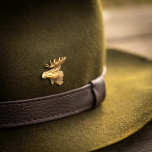 Przypinka do kapelusza myśliwskiego z wizerunkiem łosia