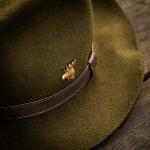 Przypinka do kapelusza myśliwskiego z wizerunkiem łosia