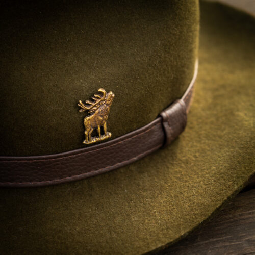 przypinka do kapelusza z jeleniem