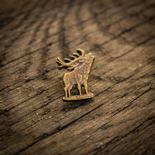 przypinka do kapelusza z jeleniem