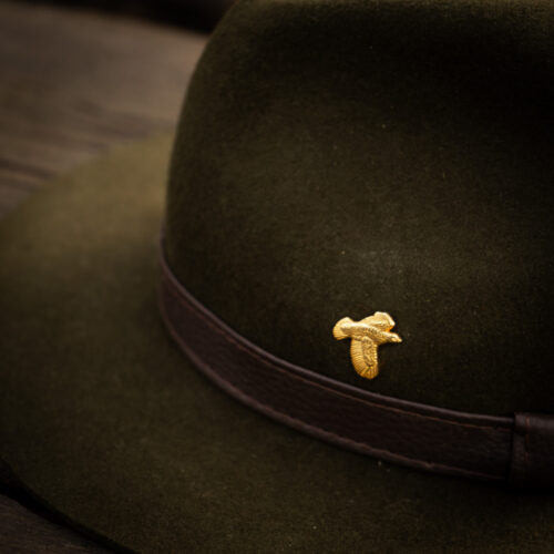 przypinka mosiężna do kapelusza – kuropatwa