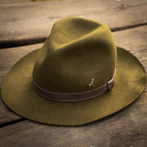 Przypinka do kapelusza z porożem