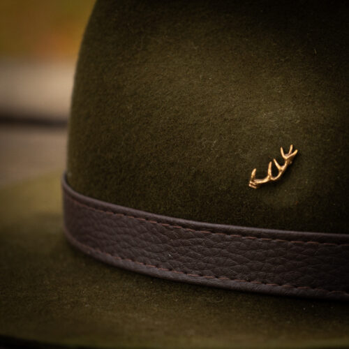 Przypinka do kapelusza z porożem